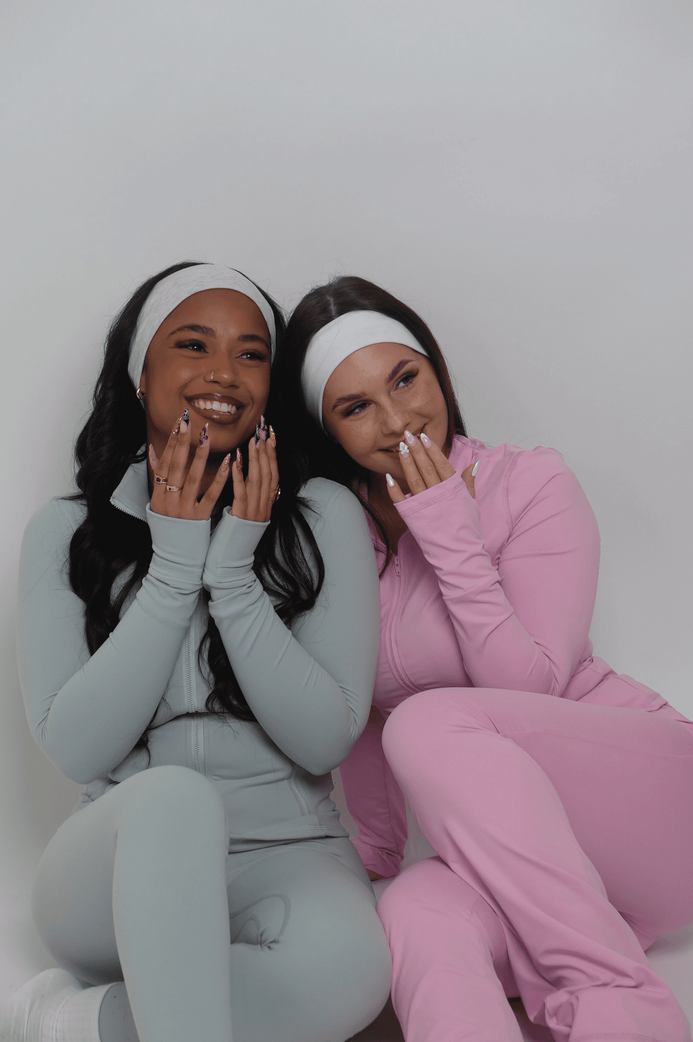 Deux femmes montrant leurs ongles